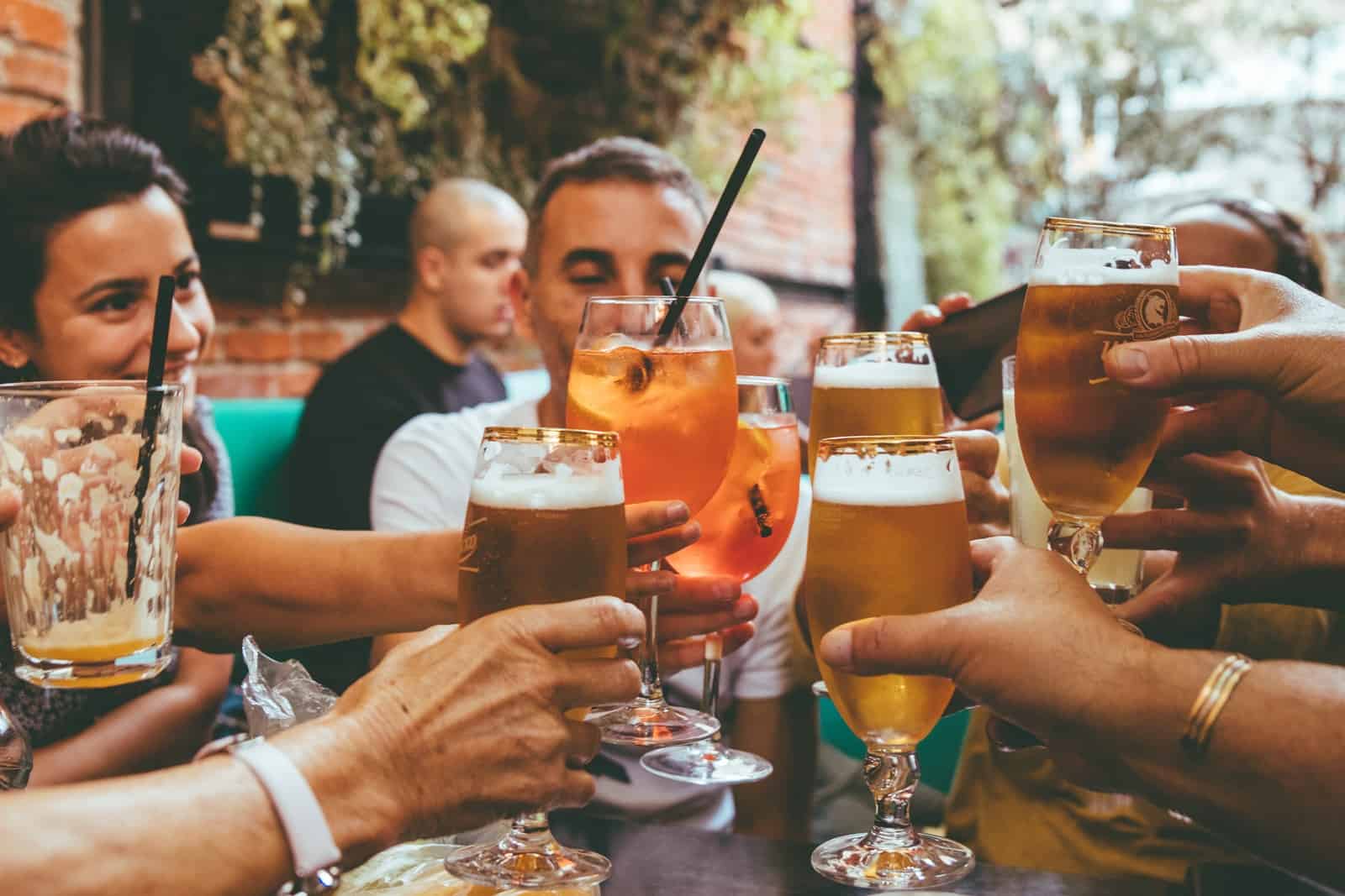 les gens qui tiennent des boissons pendant la journée