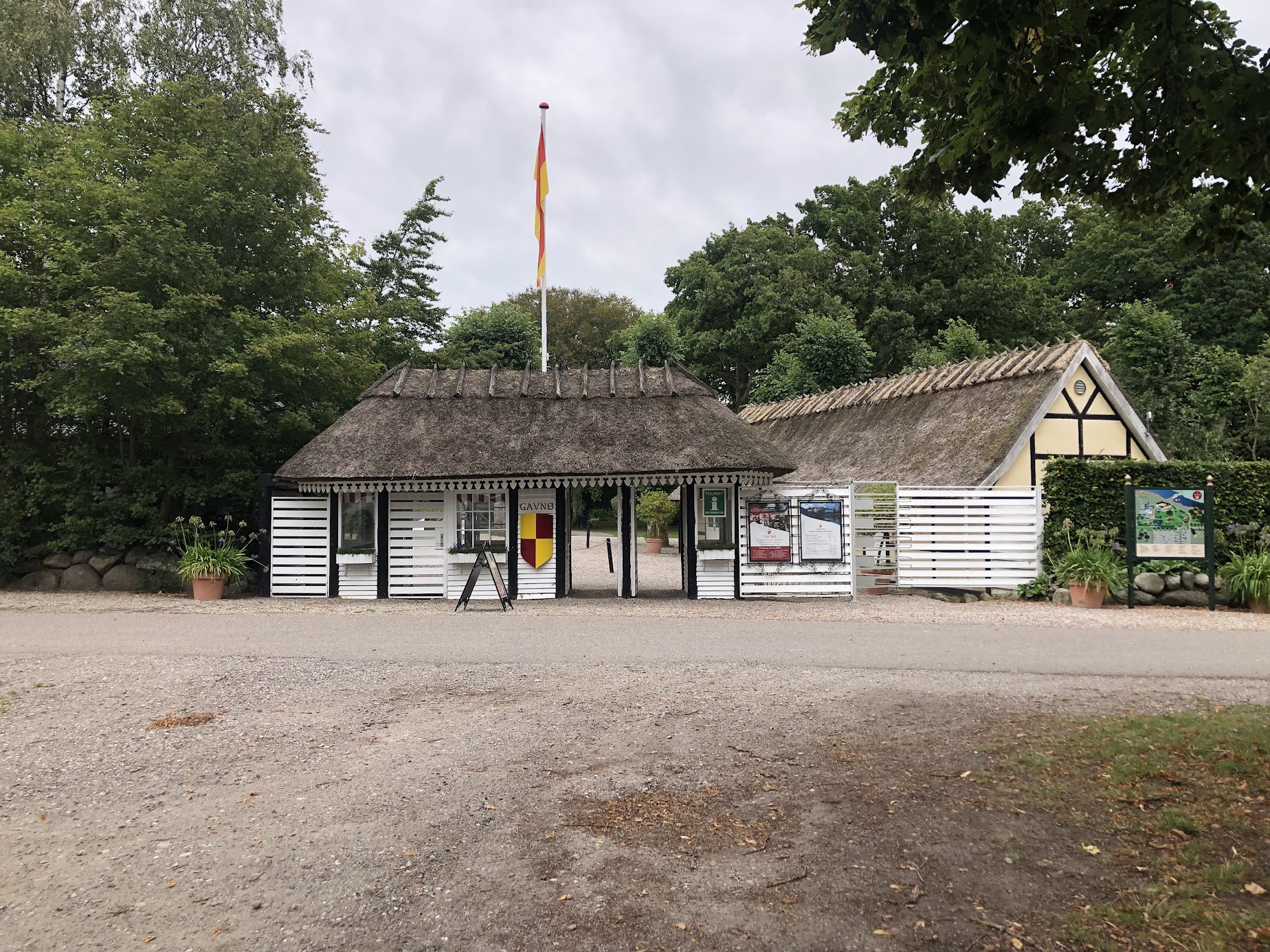 Hier geht es hinein in den Schlosspark von Gavnoe