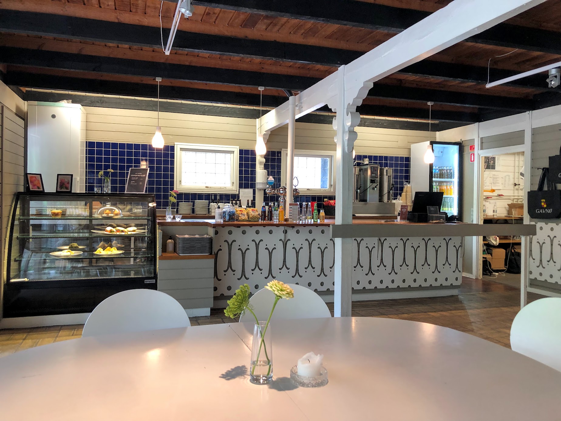 Man kann im Schlosspark wunderbar essen.