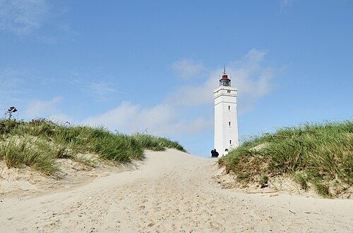 Blåvandshuk Fyr, der Leuchtturm von Blåvand, zwischen Dünen mit Strandhafer