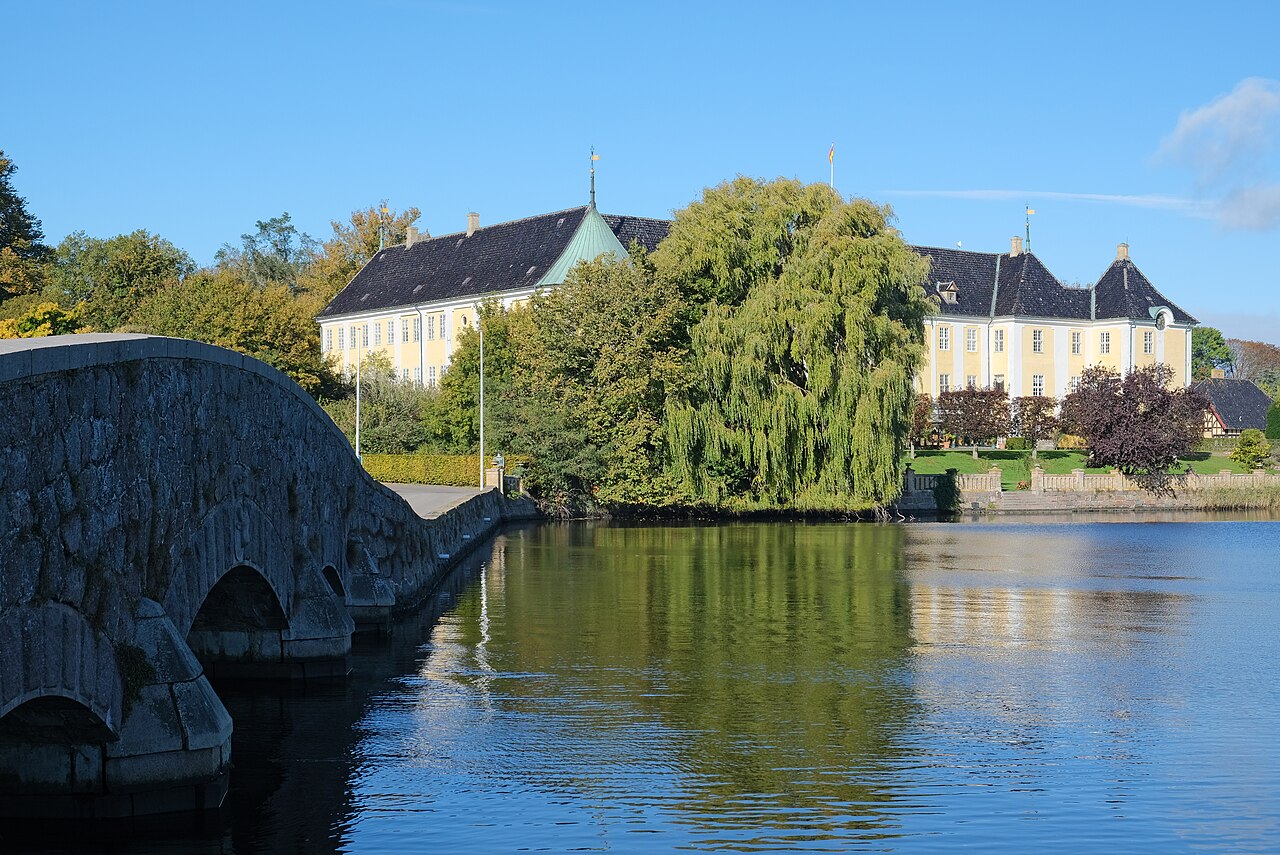 Gavnø Slot bei Næstved, Blick über das Wasser auf Schloss und Brücke