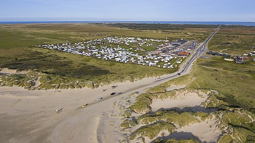 Luftaufnahme des Autostrands Lakolk auf Rømø mit parkenden Autos auf dem breiten Sand