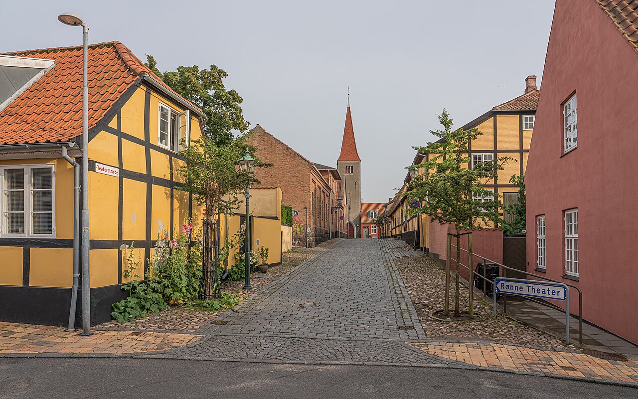 Fachwerkhäuser in der Teaterstræde in der Altstadt von Rønne auf Bornholm